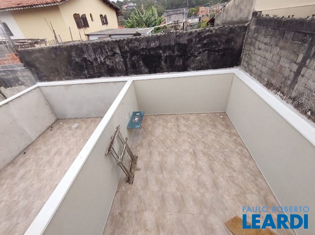 CASA À VENDA COM 03 DORMITÓRIOS E 194M² COM QUINTAL NO NAKAMURA PARK!