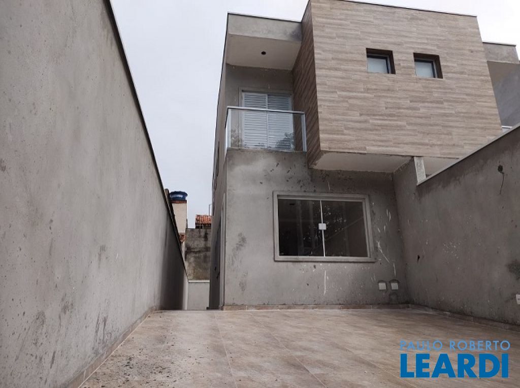 CASA À VENDA COM 03 DORMITÓRIOS E 194M² COM QUINTAL NO NAKAMURA PARK!