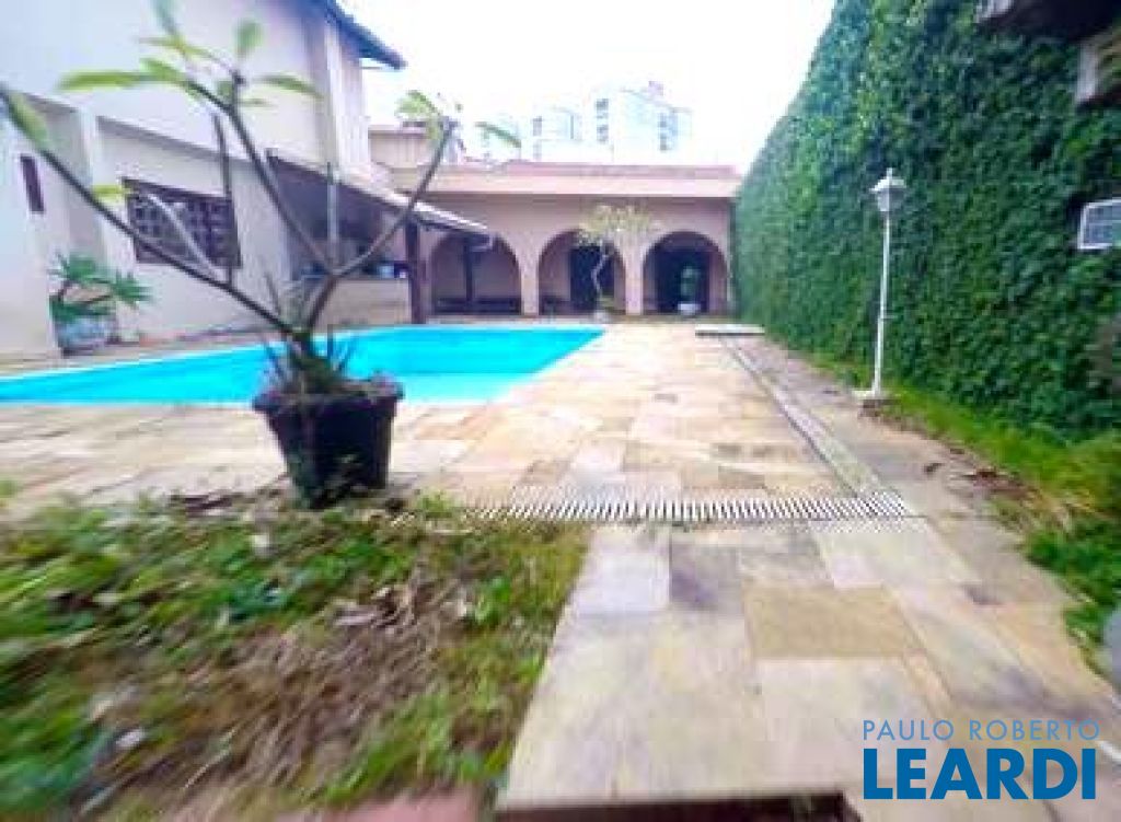 Sobrado à Venda em Santa Maria,